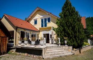 CSALÁDI FÉSZEK PÉCS-MAGYARÜRÖGBEN